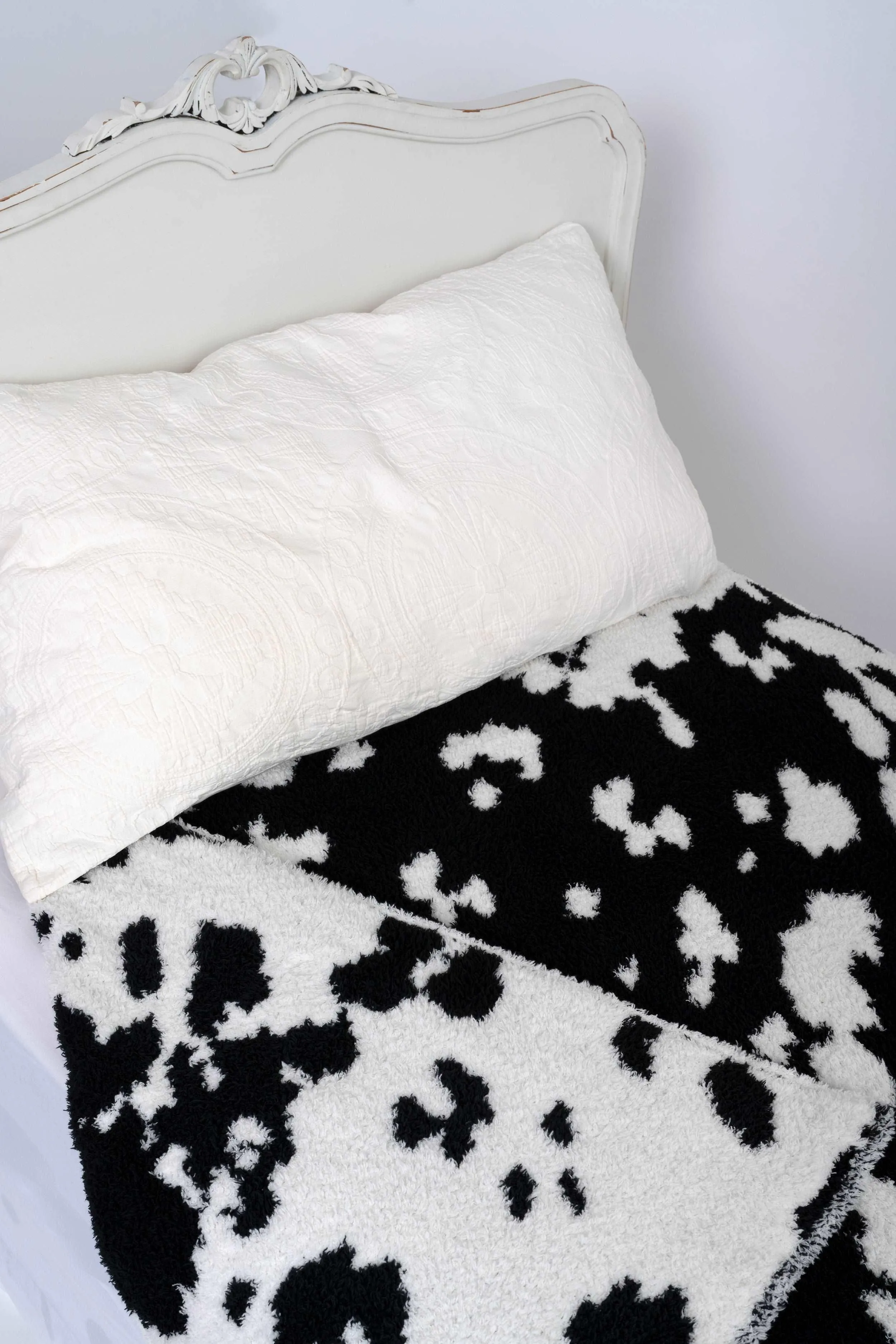 Black & White Cow Print Twin Bed Throw Blanket